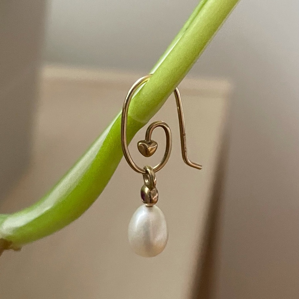 ISO — Much beloved, lost one of these, will pay $100 for the single earring.